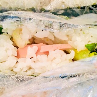 魚肉ソーセージとサンチュのおにぎらず